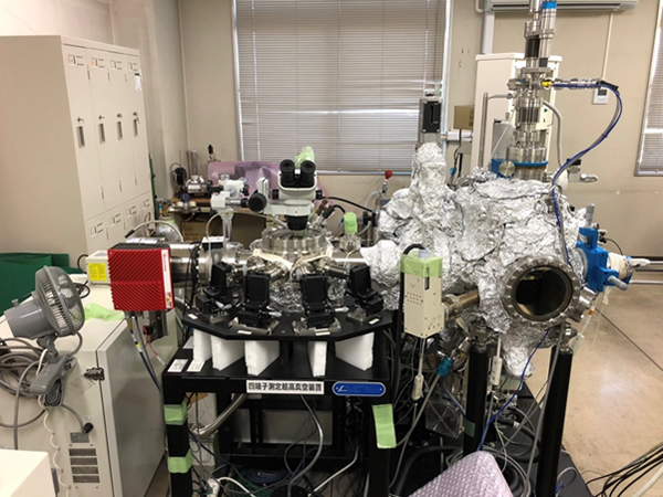 In situ UHV cryo four-probe equipment for evaluation of electrical conductivity and thermoelectric property of thin films